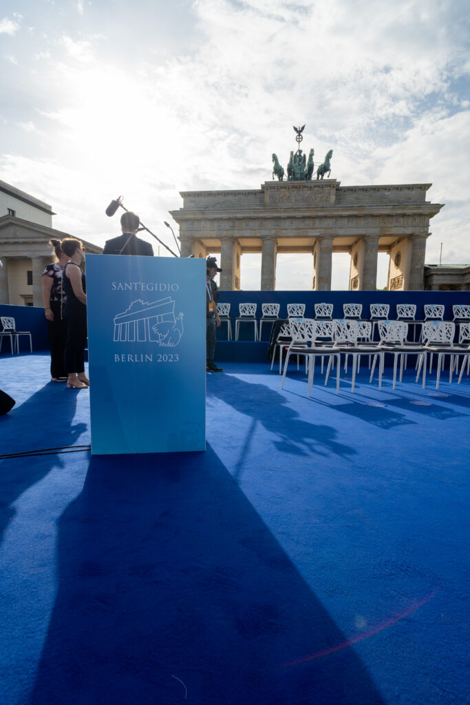 Bild Bühne internationales Friedenstreffen Berlin