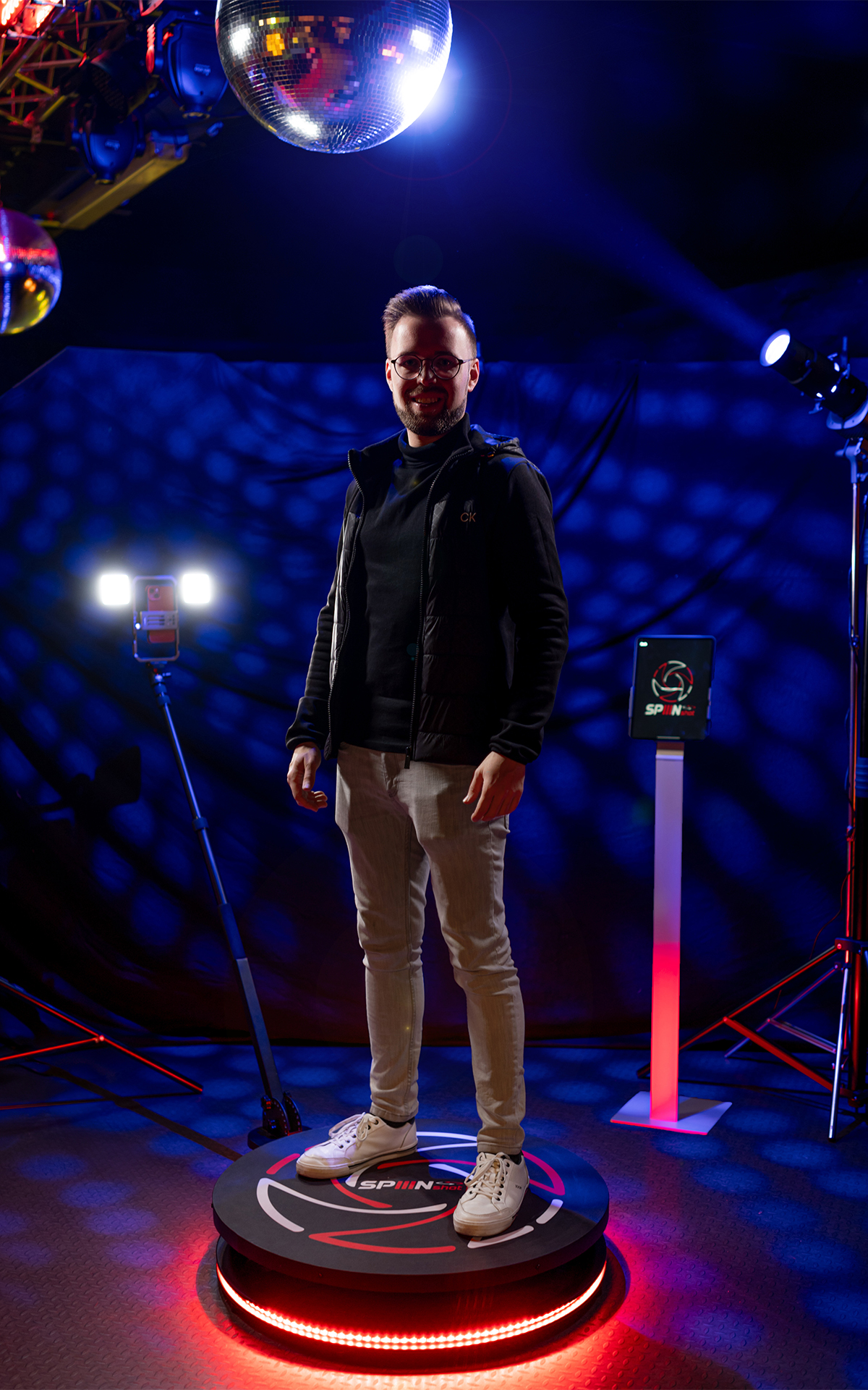 Person steht auf einer 360 Grad Videoplattform für Events
